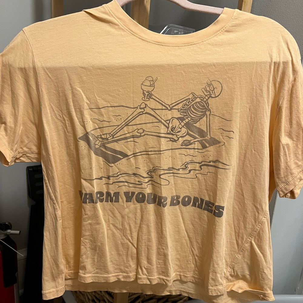 American Eagle “Warm Your Bones” Cropped Graphic Skeleton Summer Shirt